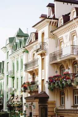 balkonda güzel parlak çiçekler ile antika bina