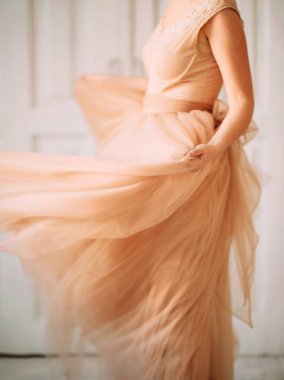 zarif dantel ile pembe gelinlik giyen gelin 