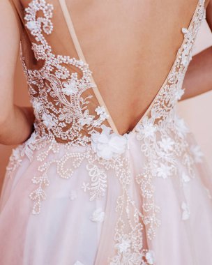 Beyaz gelinlik detay üzerinde zarif dantel 