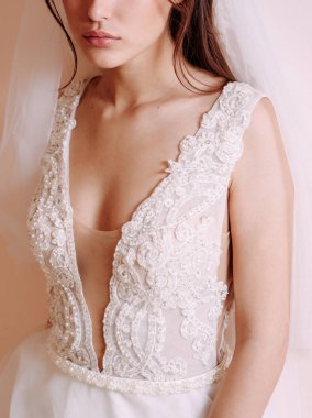 Gelinlik içinde güzel genç gelin