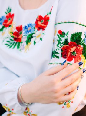 işlemeli Ukrayna ulusal bluz giyen kadın kırpılmış portre