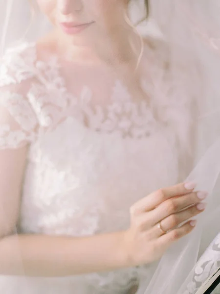 Νύφη Φορώντας Λευκό Νυφικό Κομψή Δαντέλα — Φωτογραφία Αρχείου