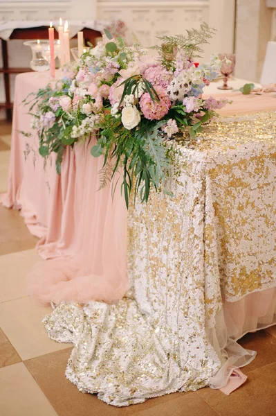 Elegante Ramo Con Tiernas Flores Color Rosa Mesa —  Fotos de Stock