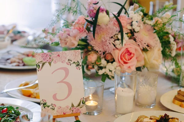 Elegante Ramo Con Tiernas Flores Color Rosa Velas Mesa —  Fotos de Stock