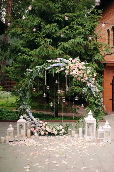 Hängende Glaskugeln Und Blumenbogen Dekoration Für Die Trauung Freien — Stockfoto