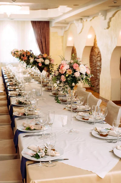 Belső Díszítették Esküvői Ünnepség Asztal Virágokkal Tányérok — Stock Fotó