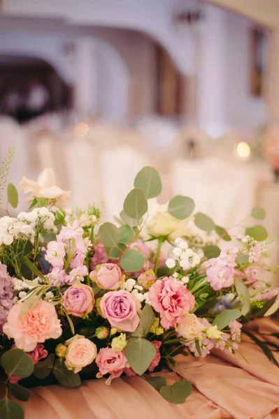 Elegante Ramo Con Tiernas Flores Color Rosa Mesa — Foto de Stock