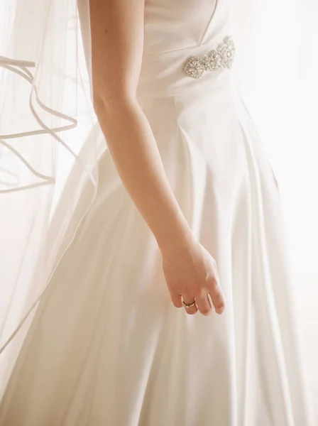 エレガントなレースと輝く結晶で白いウェディングドレスを着て花嫁 — ストック写真