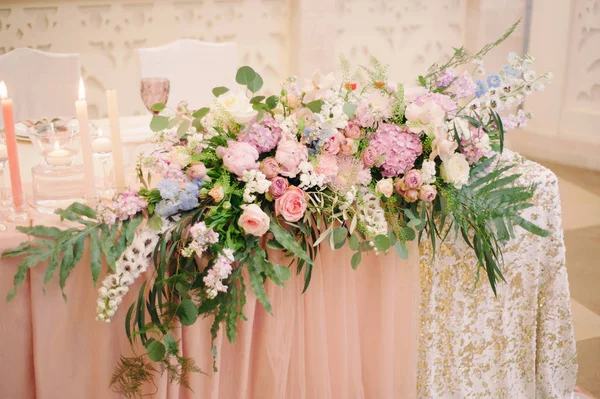 Festa Casamento Mesa Recém Casados Decorados Com Rosas Rosa Concurso — Fotografia de Stock