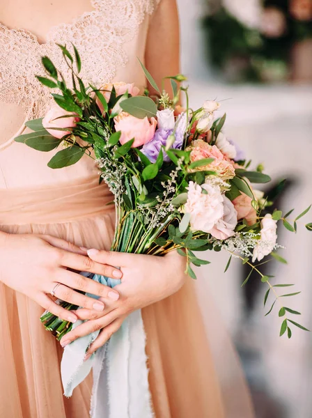 Noiva Vestido Longo Segurando Buquê Casamento Com Flores Concurso — Fotografia de Stock