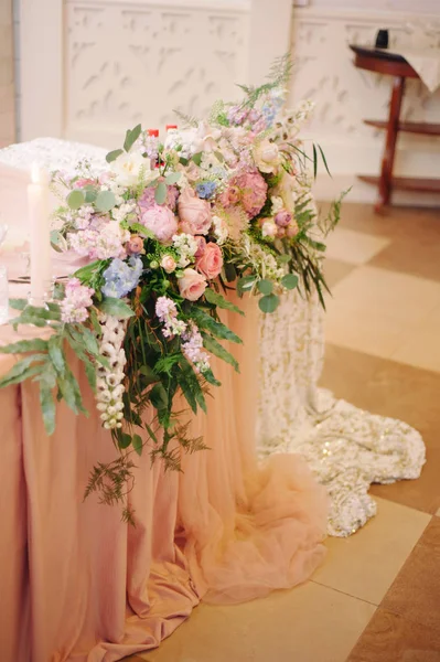 Festa Casamento Mesa Recém Casados Decorados Com Rosas Rosa Concurso — Fotografia de Stock