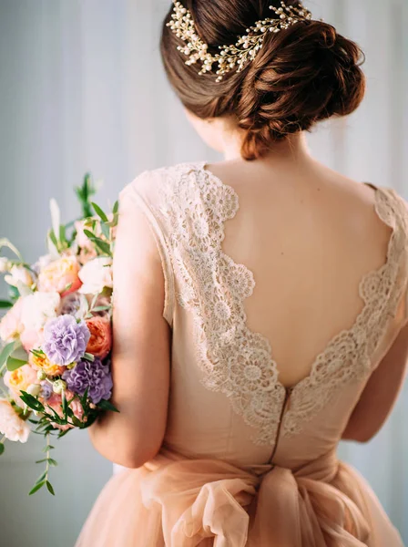 柔らかい花と結婚式の花束を保持長いドレスで花嫁 — ストック写真