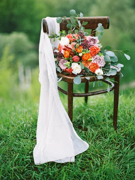 Hochzeitsstrauß Mit Zarten Blumen Auf Stuhl — Stockfoto
