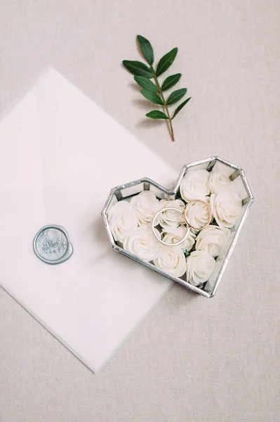 Anéis Casamento Dourados Flores Brancas Conceito Amor Eterno — Fotografia de Stock