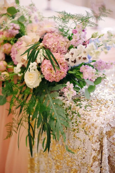 Bouquet Elegante Com Flores Rosa Concurso Mesa — Fotografia de Stock