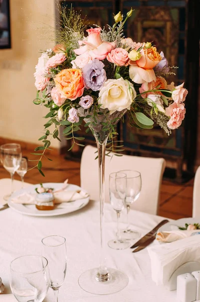 テーブルの上に柔らかいピンクの花を持つエレガントなブーケ — ストック写真