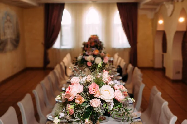 Bouquet Elegante Com Flores Macias Mesa — Fotografia de Stock