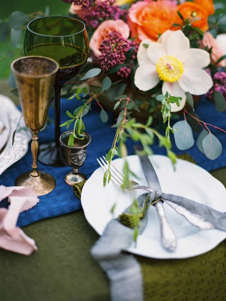 テーブル ワイングラス カトラリーにエキゾチックな花と明るい花束 — ストック写真