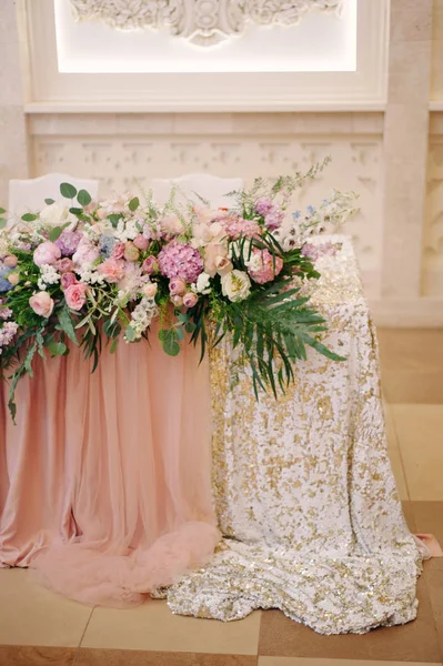 Fiesta Bodas Mesa Recién Casados Decorada Con Rosas Rosadas Tiernas —  Fotos de Stock