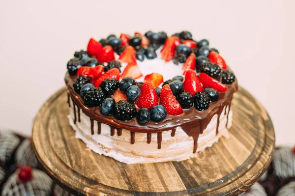 Bright Wedding Cake Decorated Fruits Berries — Free Stock Photo