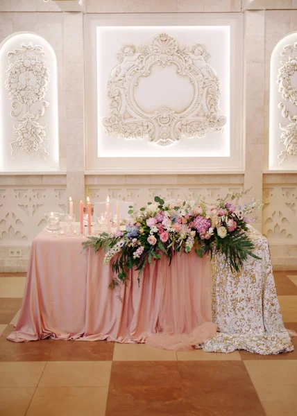 Elegante Buquê Com Flores Rosa Concurso Mesa Jantar Mesa Recém — Fotografia de Stock