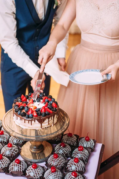 Braut Und Bräutigam Schneiden Hochzeitstorte Auf — Stockfoto