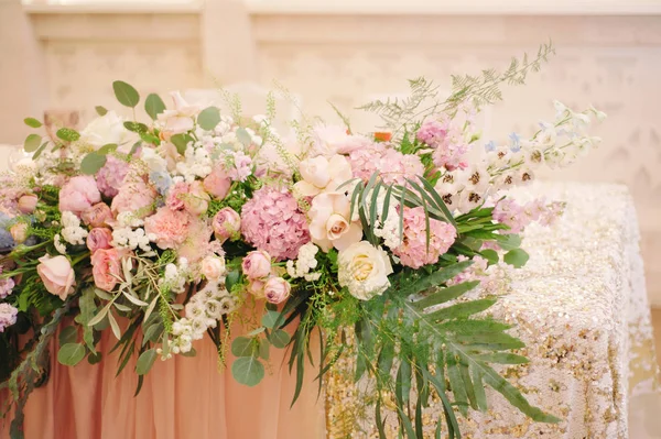 Elegante Buquê Com Flores Rosa Concurso Mesa Jantar Mesa Recém — Fotografia de Stock