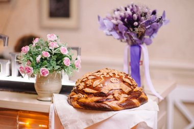 geleneksel yuvarlak somun ve çiçek masada
