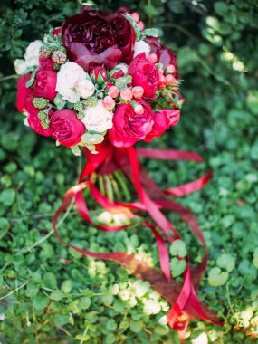 çim üzerinde ihale çiçekleri ile zarif düğün buketi