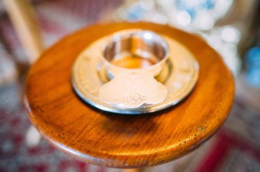 ahşap dışkı üzerinde gümüş kase