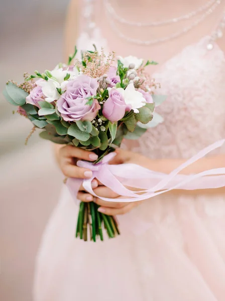 Bruden Vit Klänning Hålla Bröllop Bukett Med Anbud Blommor — Stockfoto