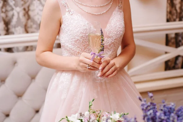 Sposa Abito Sposa Bianco Possesso Bicchiere Vino Con Champagne — Foto Stock