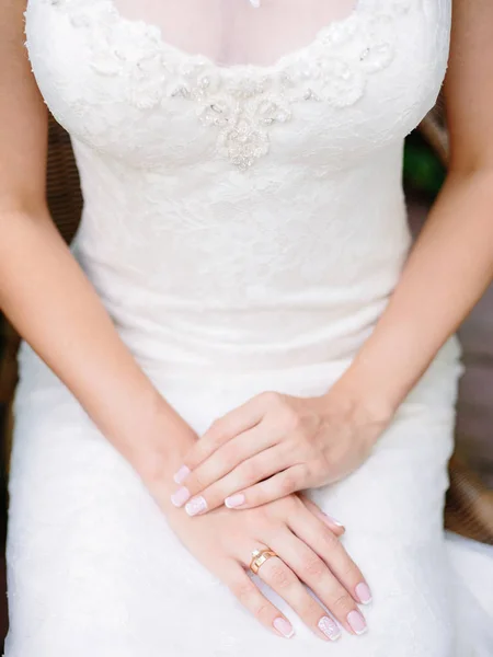 結婚式の前に新郎を待っている若い花嫁 婚約指輪を閉めろ エレガントなレースと輝く結晶と白いウェディングドレス — ストック写真