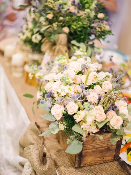 Bouquet Elegante Con Teneri Fiori Sul Tavolo — Foto Stock