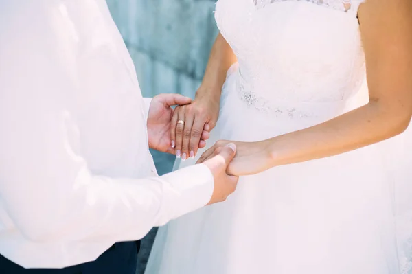 婚礼的概念 新娘和新郎牵手 — 图库照片
