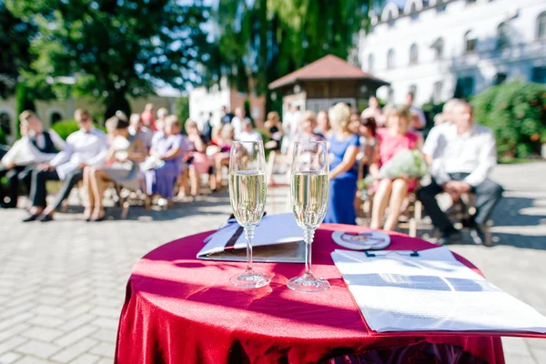 Champagneglas Rött Bord Vid Bröllopsceremonin — Stockfoto