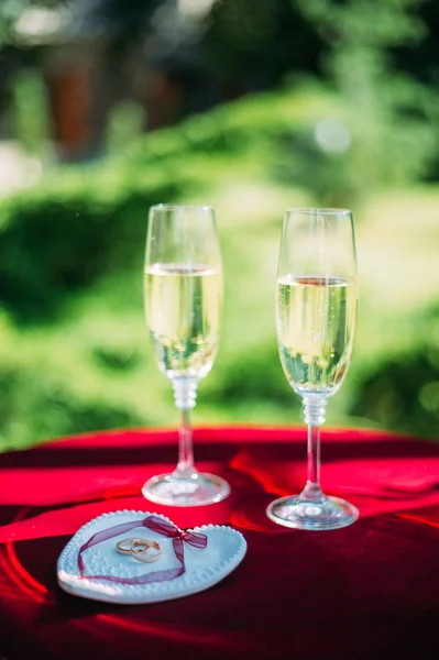 Inele Nuntă Aur Două Pahare Șampanie Conceptul Dragoste Eternă — Fotografie, imagine de stoc