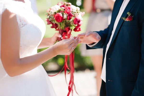 Esküvő Menyasszony Üzembe Egy Gyűrűt Vőlegény Ujját — Stock Fotó