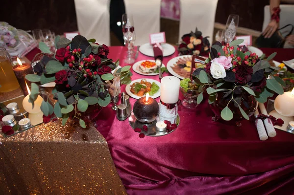 테이블에 우아한 꽃다발과 — 스톡 사진