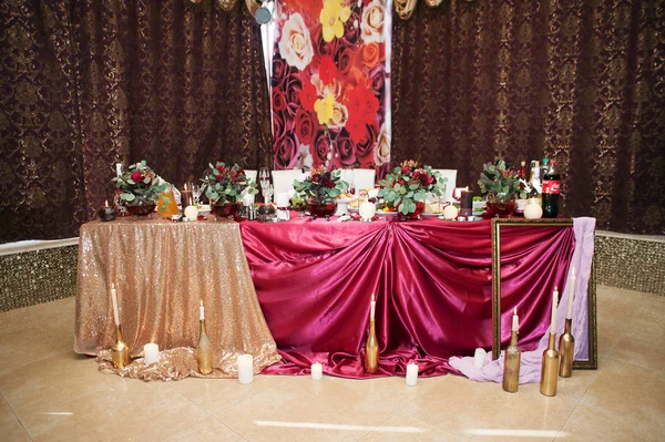 Interior Decorado Para Celebración Bodas Mesas Con Flores Platos —  Fotos de Stock