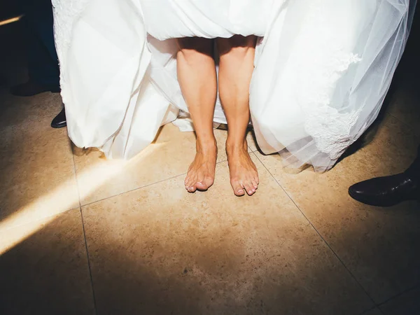 Sposa Piedi Nudi Ballare Abito Sposa Bianco — Foto Stock