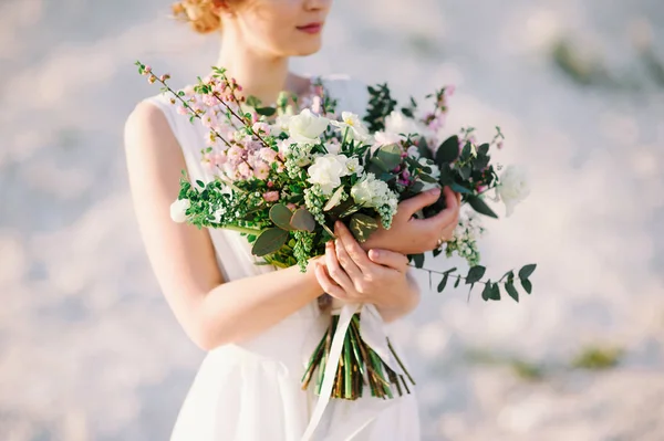 Schöne Braut Weißen Dessous Hält Einen Hochzeitsstrauß Nahaufnahme — Stockfoto