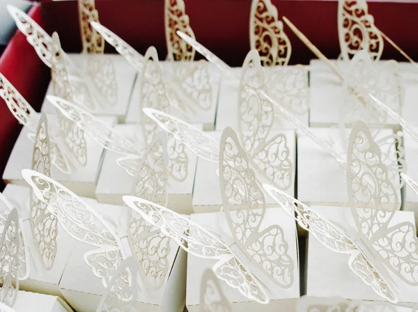 Kağıt Kelebekler Ile Süslenmiş Küçük Beyaz Kutular Desen — Stok fotoğraf