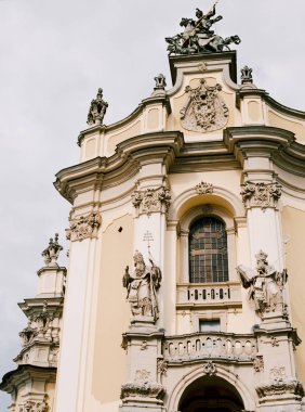 Avrupa 'nın en güzel antik katedrali. Barok tarzı alçı döşemeli, Lviv, Ukrayna..