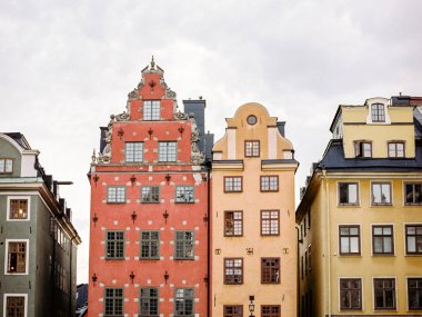 Stockholm / İsveç - 07.07.2018: Şehir merkezi. Avrupa 'da güzel binalar, antika dış cepheler..
