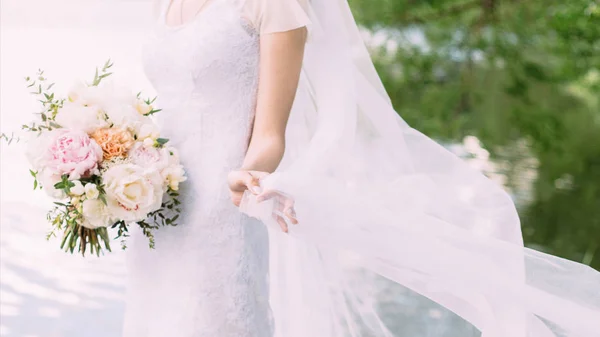 Sposa Abito Bianco Che Tiene Bouquet Sposa Con Teneri Fiori — Foto Stock