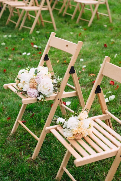 Buitenhuwelijksceremonie Bruidsmeisjes Boeketten Met Zachte Bloemen Houten Stoelen Groen Gras — Stockfoto