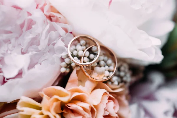 Anillos Boda Dorados Bouquet Novia Con Flores Frescas Flor Arroz — Foto de Stock