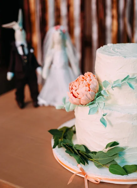 White Wedding Cake Decorated Fresh Flowers Handmade Bride Groom Toys — Stock Photo, Image