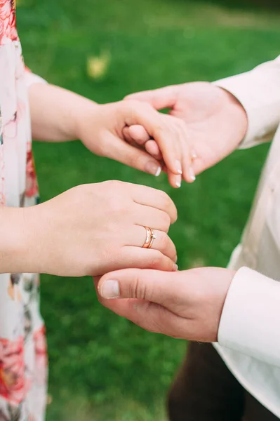 Newlyweds Concepto Matrimonio Bride Groom Tendiendo Las Manos Familia Novia — Foto de stock gratis